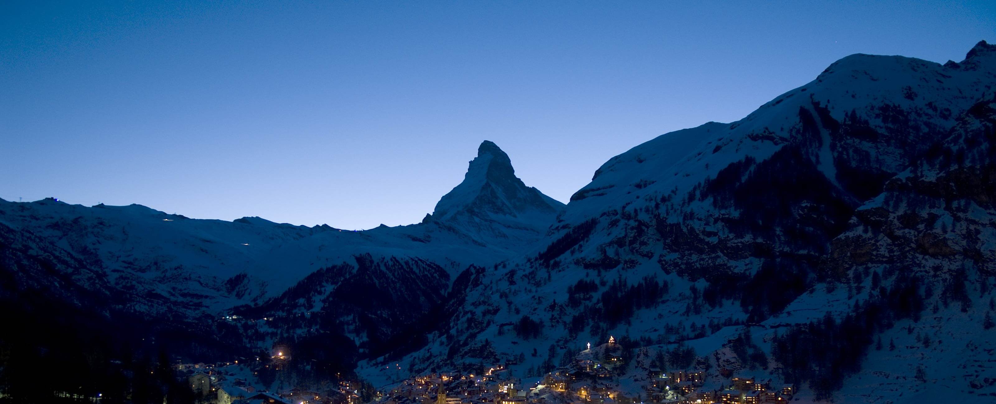 Zermatt am Abend mit Matterhorn aus dem Hotelzimmer
